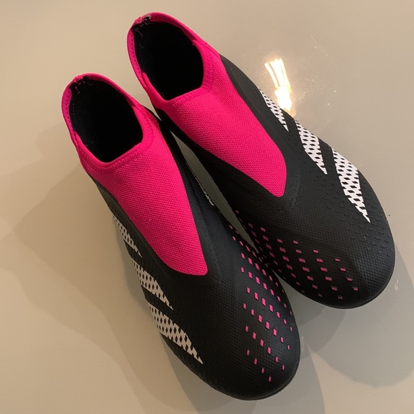 Predator Accuracy 3 soccer cleats - size M8/W9 - Picture 6 of 9